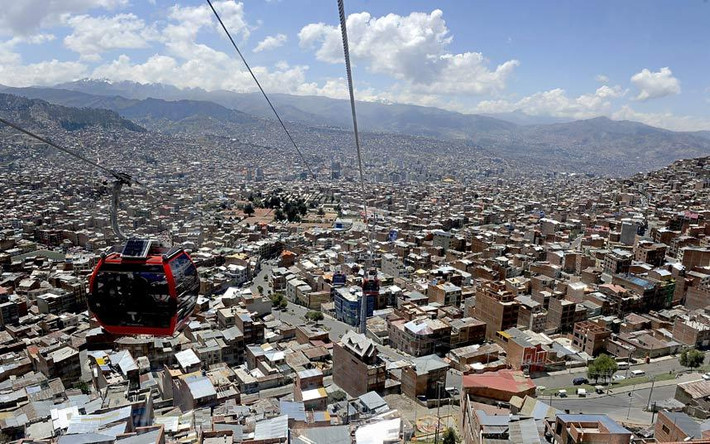 Chính quyền thành phố La Paz ở Bolivia phải xây dựng những tuyến cáp treo để giảm bớt tình trạng ắc tắc giao thông tại thành phố đông đúc này. Tuy nhiên, nhiều người lo ngại về sự an toàn của hệ thống cáp trèo này.