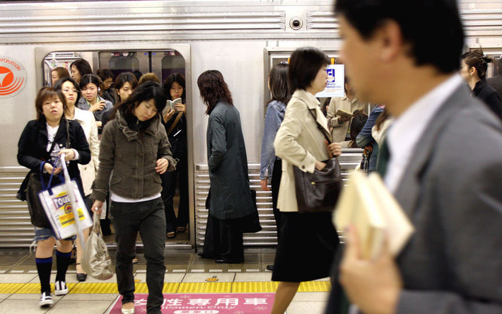 Những chuyến tàu điện ngầm luôn đông nghịt người ở thành phố Tokyo, Nhật Bản.