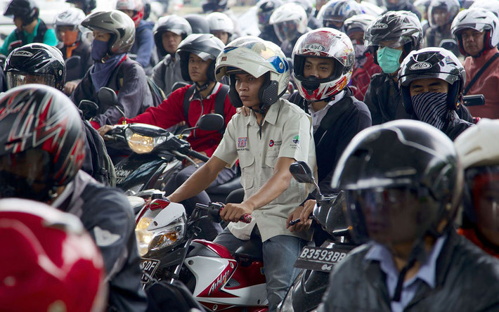Người dân Indonesia ở thủ đô Jakarta với đối mặt với 400 giờ tắc đường mỗi năm.