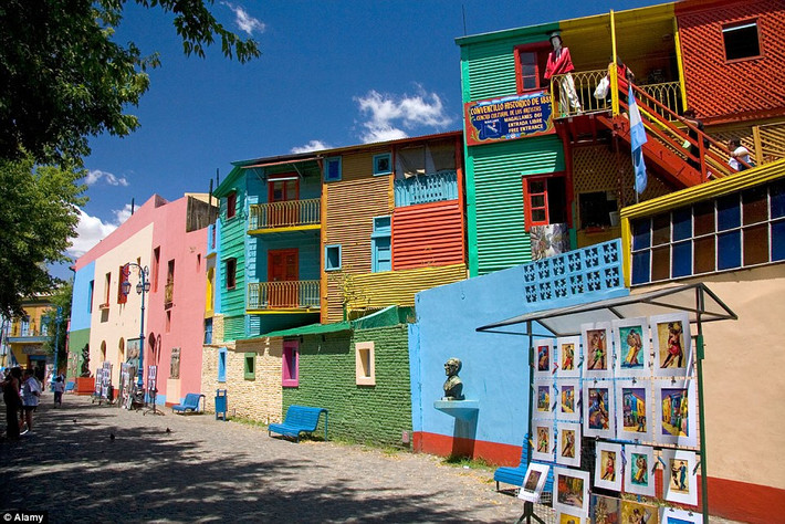 Thị trấn La Boca nằm ở ngoại ô thủ đô Buenos Aires được nhiều du khách viếng thăm và là một trong những thành phố màu mè nhất thế giới.