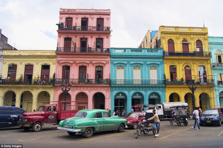Những ngôi nhà nhiều sắc màu là một trong những nét văn hóa đặc trưng ở thành phố Havana, Cuba.