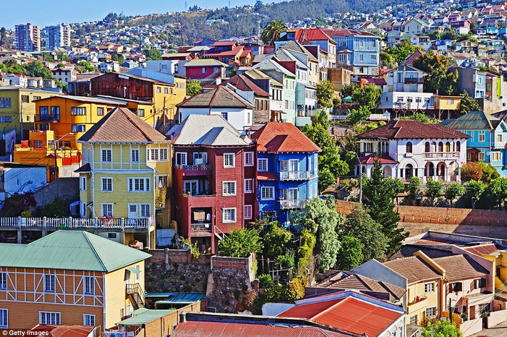Du khách như bị lạc vào thế giới sắc màu khi tới thành phố Valparaiso, Chile.