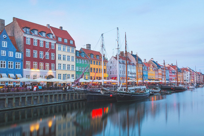 Khu phố Nyhavn ở thủ đô Copenhagen là một trong những điểm du lịch hấp dẫn nhất ở Đan Mạch, với những ngôi nhà cổ được sơn màu rực rỡ nằm cạnh dòng kênh thơ mộng.