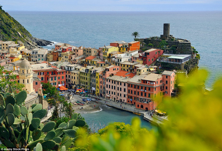 Những ngôi nhà với màu sắc rực rỡ tại một ngôi làng nhỏ ở Liguria, Italy.