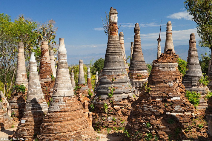 Các tòa tháp cổ bị thiên nhiên tàn phá theo thời gian.