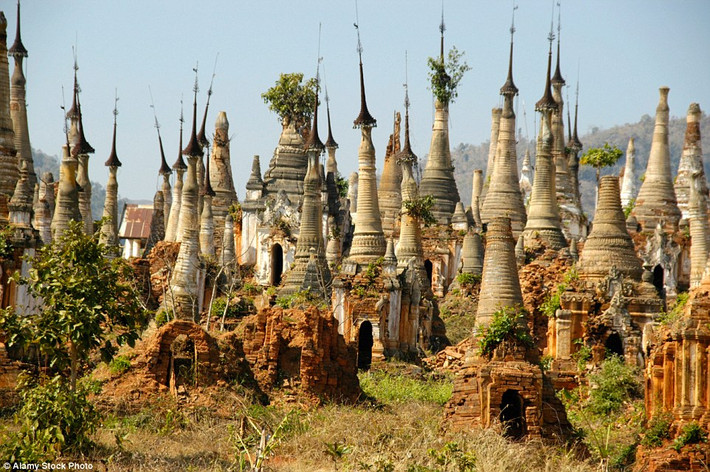 Nhiều tòa tháp đã bị gãy hoàn toàn phần đỉnh.