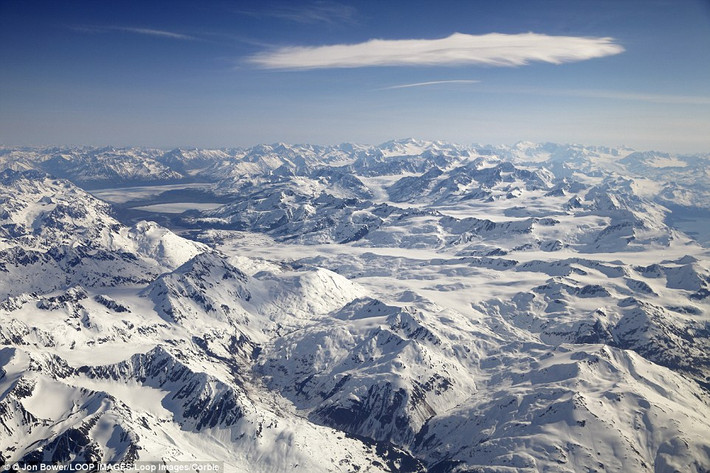 Những ngọn núi phủ đầy băng tuyết ở Alaska.
