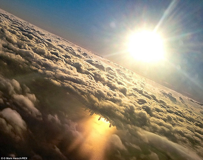 Những tòa nhà chọc trời in xuống hồ Michigan ở Chicago, Mỹ.