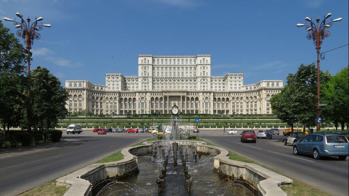 Tòa nhà quốc hội ở thủ đô Bucharest ở Romania là tòa nhà nặng nhất thế giới.
