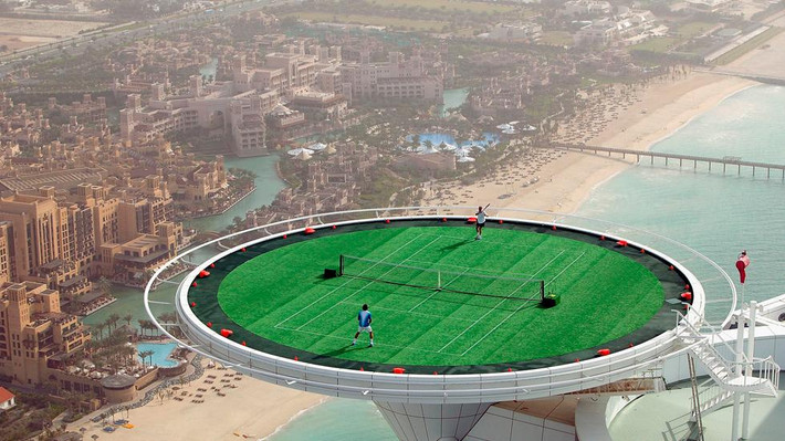 Sân tennis cao nhất thế giới (210 m) được xây dựng trên bãi đáp trực thăng tại khách sạn Burj Al Arab ở Dubai.