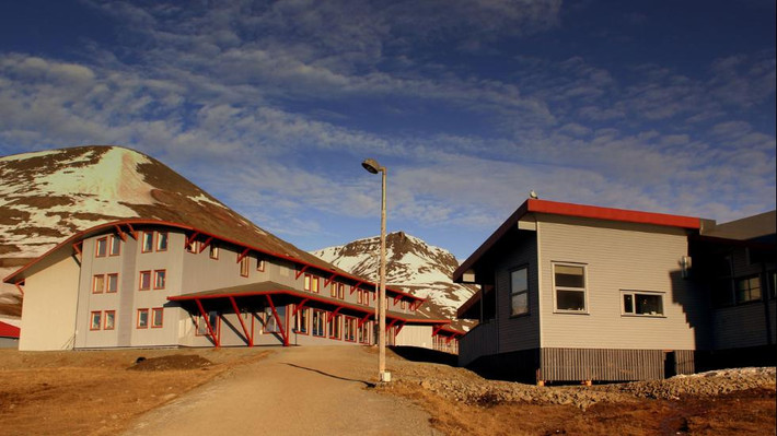Khách sạn nằm gần cực bắc nhất là Radisson SAS Polar ở Longyearbyen, Svalbard, Na Uy.