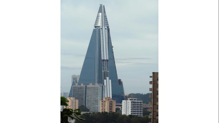 Tòa nhà chưa hoàn thành cao nhất thế giới là khách sạn Ryugyong ở thành phố Bình Nhưỡng, Triều Tiên. Tòa nhà này cao 329m bị ngừng xây dựng vào năm 1992.