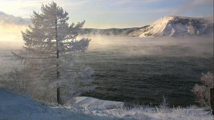 Hồ Baikal ở vùng Siberia của Nga là hồ sâu nhất và lâu đời nhất thế giới. Nó được hình thành cách đây 25 triệu năm và sâu 1.636 m.