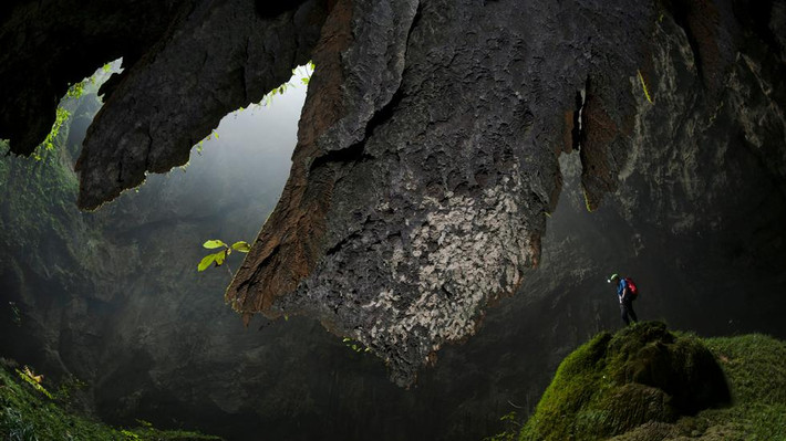 Hang Sơn Đoòng trong vườn quốc gia Phong Nha - Kẻ Bàng ở Việt Nam là hang động lớn nhất thế giới, đủ không gian cho tòa nhà 40 tầng.