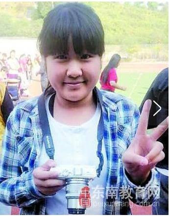 Đến khi học trung học, trọng lượng của He đã tăng lên tới 80 kg. Đây là hình ảnh của He khi cô được 17 tuổi vào năm 2012.