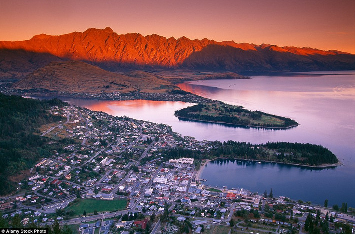 Toàn cảnh hổ Wakatipu và thị trấn Queenstown nhìn từ trên đỉnh núi Remarkables.