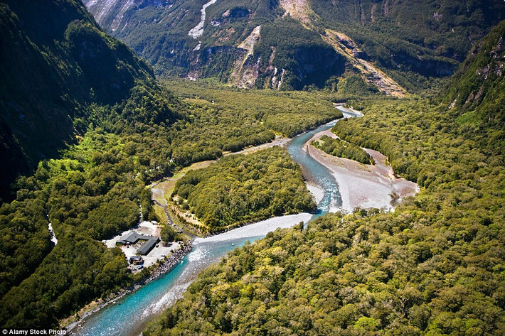 Một góc nhỏ của vườn quốc gia Fiordland nhìn từ trên cao. Đây là một trong số 14 vườn quốc gia ở New Zealand.