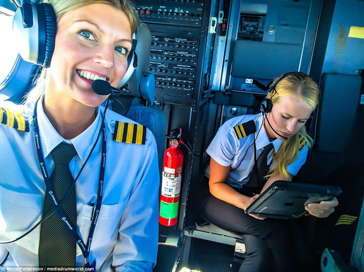 Maria chụp ảnh cùng đồng nghiệp trong buồng lái máy bay của Hãng hàng không Ryanair.