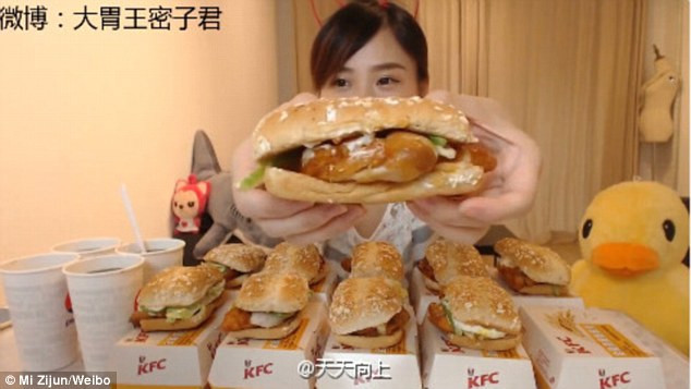 Không ai nghĩ một cô gái nhỏ nhắn lại có thể ăn một lúc hết 12 chiếc bánh burger thịt gà như thế này.