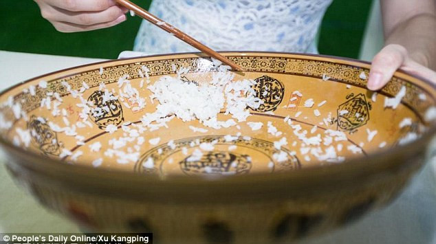 Điều ngạc nhiên là cô gái ăn hết tô cơm 4kg mà chỉ uông hết hai chai nước lọc và không sử dụng thêm loại gia vị nào khác.