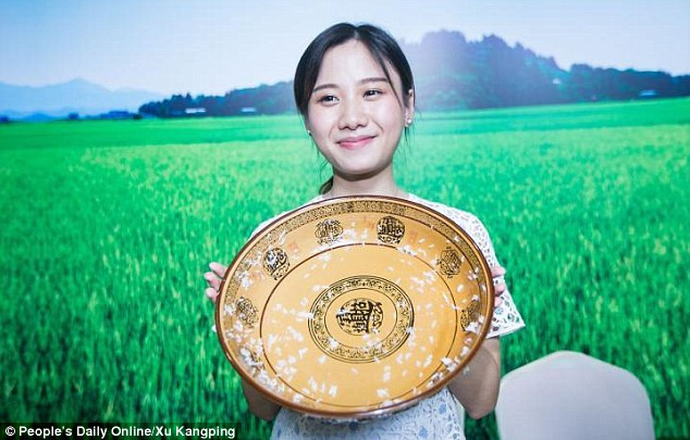 Ngay sau đó, cư dân mạng đã vào cuộc truy tìm danh tính gái xinh có khả năng một lúc hết 4kg cơm. Theo trang People's Daily, cô gái có tên là Mi Zijun, 24 tuổi, đến từ Trùng Khánh. Cô là ngôi sao ăn uống nổi tiếng trên Meipai - trang chia sẻ video trực tuyến của Trung Quốc nhờ tài ăn uống của mình.