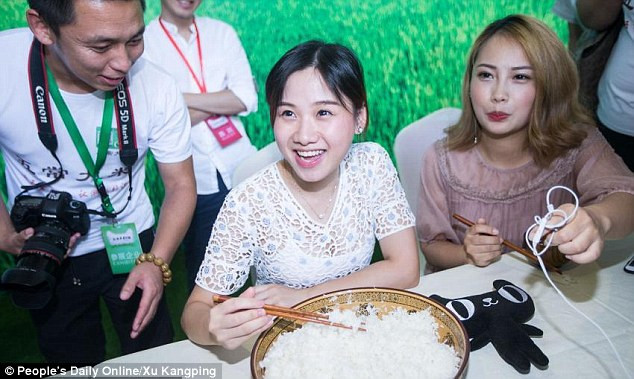 Ban đầu, các phóng viên và người xem không tin cố gái trẻ có thể ăn hết tô cơm lớn như thế này.