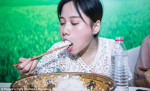 Nhưng sau đó họ bắt đầu sốc khi thấy cô gái đưa từng miếng cơm lớn vào trong miệng và ăn rất ngon miệng.