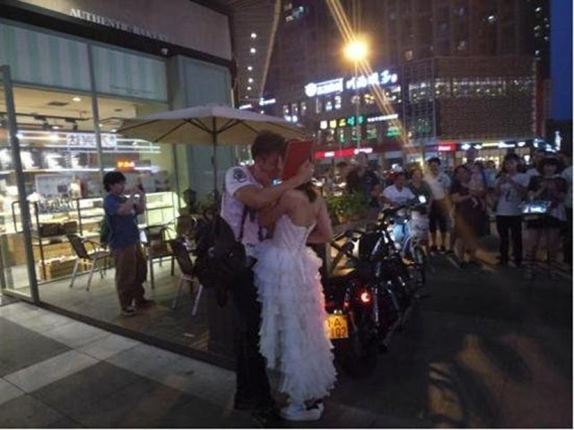Cô gái trao cho bạn trai chìa khóa chiếc siêu xe mà anh thích và sổ đỏ căn hộ sẽ là tổ ấm tương lai của họ, trước sự chứng kiến của rất đông người đứng xung quanh.