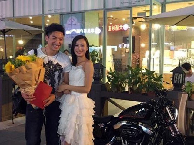 Cư dân mạng đã cầu chúc cho cặp đôi này có một cuộc hôn nhân hạnh phúc và hy vọng họ sẽ không sớm chia tay như nhiều cặp đôi trẻ tuổi khác.