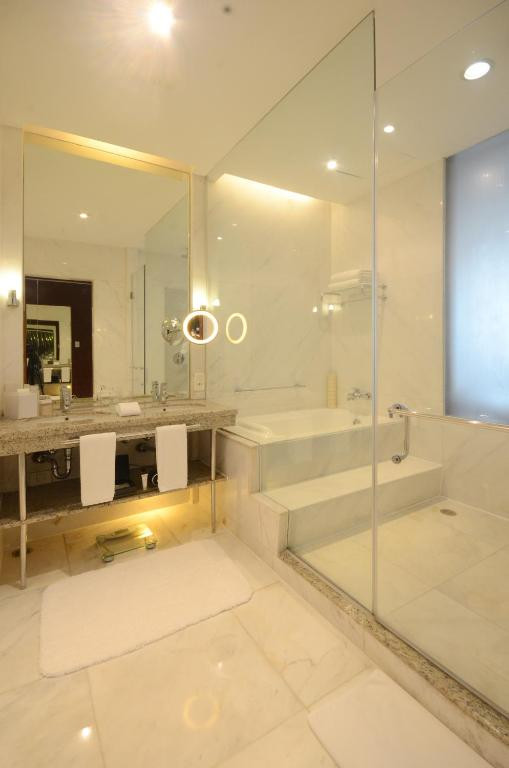 Phòng tắm lát đá cẩm thạch. Ảnh: Booking