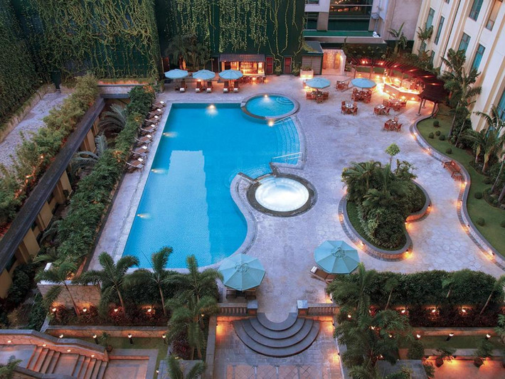 Bể bơi ngoài trời thiết kế đẹp mắt. Ảnh: Booking