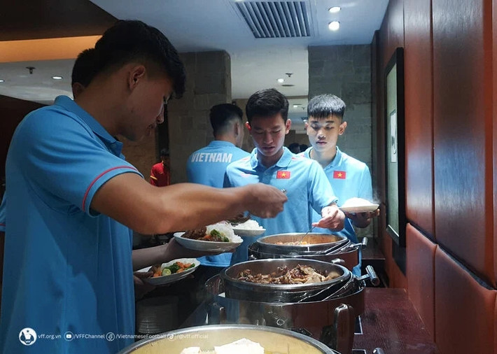 Thực đơn của khách sạn phong phú, đa dạng giúp các cầu thủ Việt Nam cảm thấy ngon miệng và hồi sức nhanh chóng. Ảnh: VFF