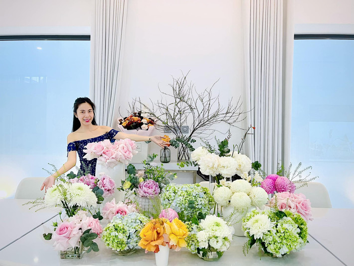 Góc để hoa tươi sáng cho nữ chủ nhân tha hồ "sống ảo". Ảnh: FBNV