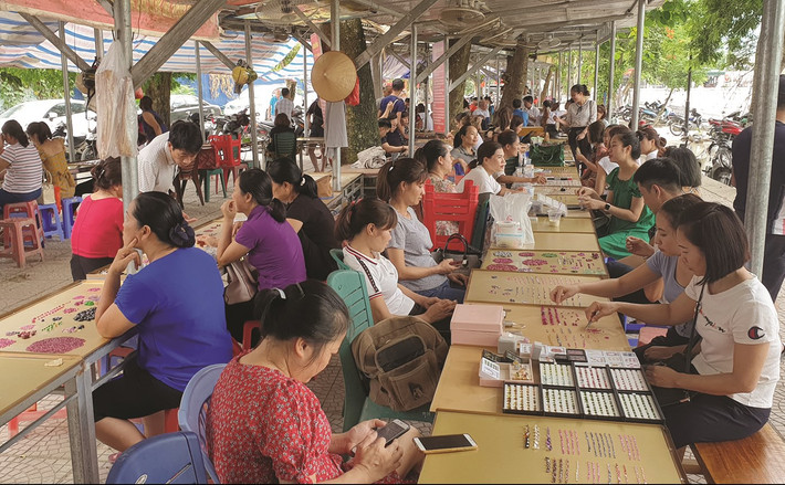Phiên chợ có gần 100 bàn đá, họp vào tất cả các ngày trong tuần. Ảnh: Mia