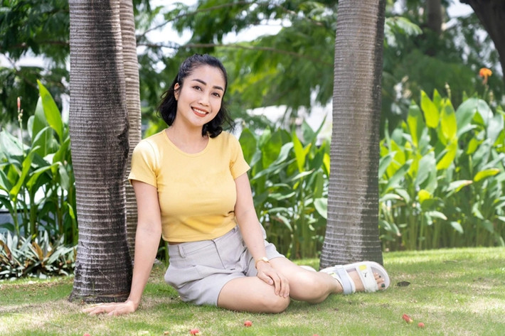 Không chỉ sở hữu nhà sang, Ốc Thanh Vân còn đầu tư tiền tỷ mua xế hộp. Nữ diễn viên từng bỏ ra 1,1 tỷ đồng để sở hữu một trong những chiếc Mercedes C200 CGI màu đỏ đầu tiên tại Việt Nam cách đây hơn 10 năm. Ảnh: Dân trí