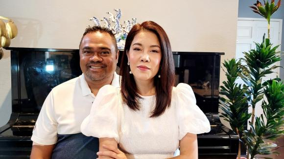 Ca sĩ Thu Phương và Dũng Taylor cùng các con đang trong ngôi biệt thự sang trọng tại thành phố Irvine, California, Mỹ. Ảnh: FBNV