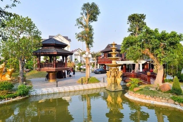 Anh Chiến còn xây công viên sinh thái hàng nghìn mét vuông cho bà con có chỗ vui chơi giải trí. Ảnh: Nhịp sống Việt