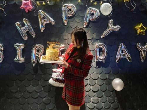 Theo những hình ảnh hiếm hoi được đăng tải, có thể thấy, con gái bầu Thụy thay đổi ngoại hình từ một nữ sinh có khuôn mặt bầu bĩnh, đáng yêu đến một cô gái trưởng thành, nhan sắc ngọt ngào.