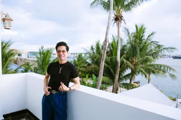 Từ trên sân thượng hay ban công, nam danh ca có thể ngắm khung cảnh yên bình, hít thở không khí trong lành ở xã đảo.