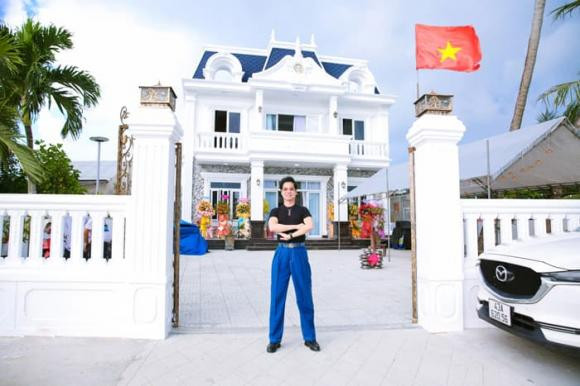 Bên ngoài căn nhà được sơn màu trắng nổi bật.