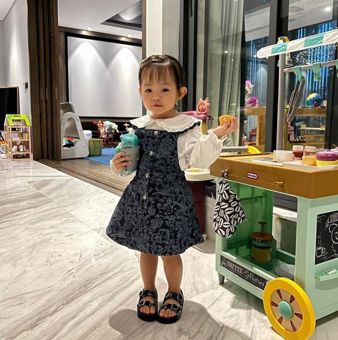 Ngay từ khi mới chào đời, ái nữ nhà Cường Đô La - Đàm Thu Trang đã được bố mẹ yêu chiều, sắm sửa cho rất nhiều đồ sang, xịn.