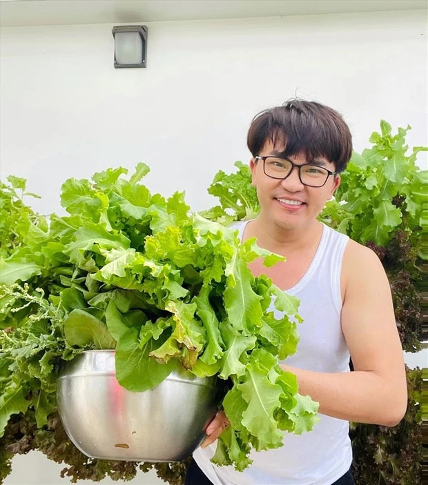 MC Đại Nghĩa thích thú khi thu hoạch rau trong vườn nhà. Nguồn ảnh: FBNV, YouTube Đại Nghĩa