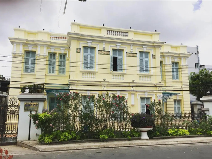 Thời điểm ấy, đó là căn nhà to đẹp nhất Nam Kỳ lục tỉnh. Sau hơn 100 năm, toàn bộ đồ đạc và ngôi nhà vẫn được bảo tồn nguyên vẹn và được định giá trị lên tới 400 tỷ đồng. Ảnh: Traveloka