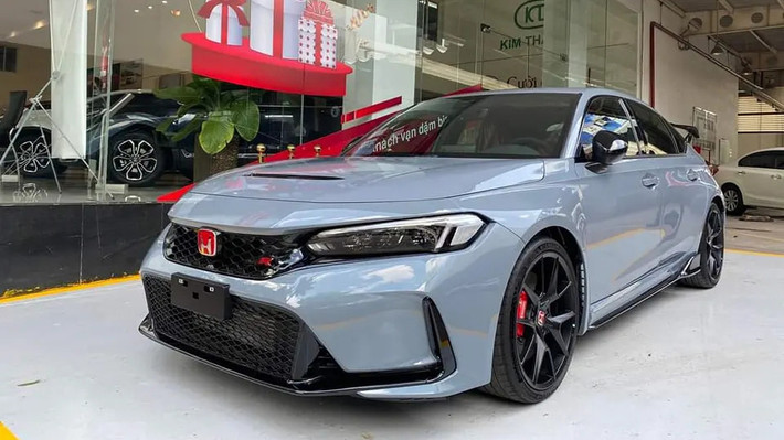 Tháng 5 vừa qua, nam doanh nhân nhận chiếc xe thể thao số sàn Honda Civic Type R giá 2,4 tỷ đồng vào bộ sưu tập xe đắt giá của mình. Ảnh: FBNV