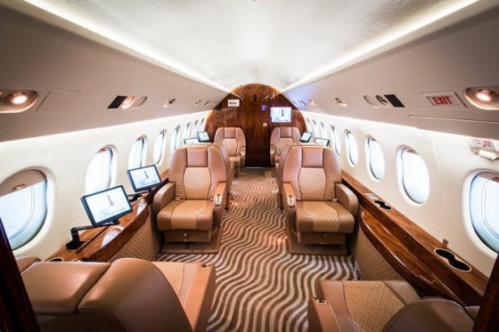 Chiếc Airbus A319 có sức chứa 180 hành khách, được thiết kế lại với đầy đủ phòng khách, phòng ngủ, truyền hình vệ tinh, sky bar, bể sục... Ảnh: Delhi Royale