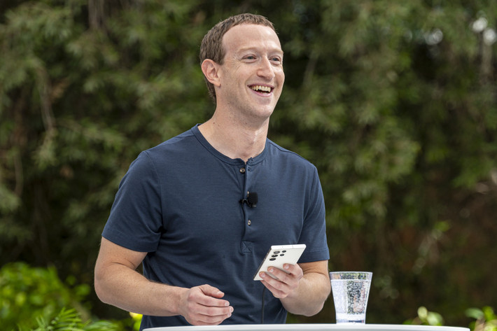 Theo ước tính của Forbes, Mark Zuckerberg hiện sở hữu khối tài sản ròng 111,6 tỷ USD, đứng thứ 7 trong danh sách tỷ phú giàu nhất hành tinh. Ảnh: Bloomberg