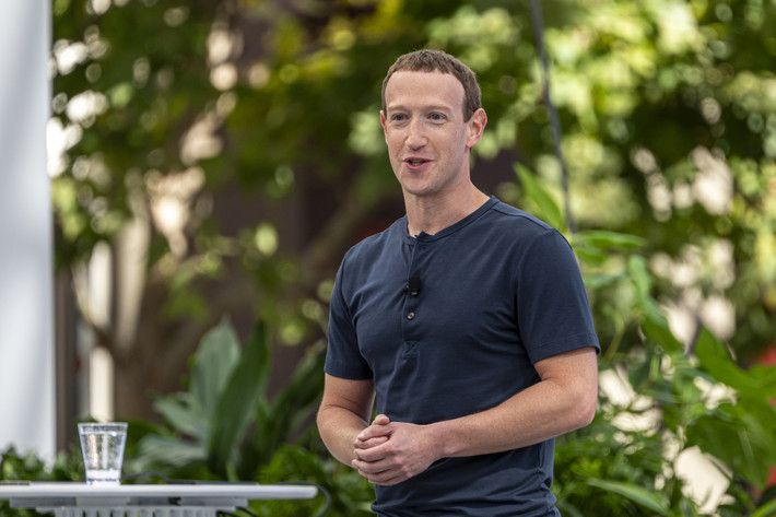 Nhiều người không khỏi bất ngờ bởi Meta (công ty mẹ Facebook) đang chi rất nhiều tiền để bảo vệ Mark Zuckerberg. Công ty đã lên kế hoạch tăng chi tiêu trước thuế cho việc bảo vệ Zuckerberg lên tới 14 triệu USD trong năm nay, cao hơn hẳn so với mức 10 triệu hàng năm. Ảnh: Bloomberg