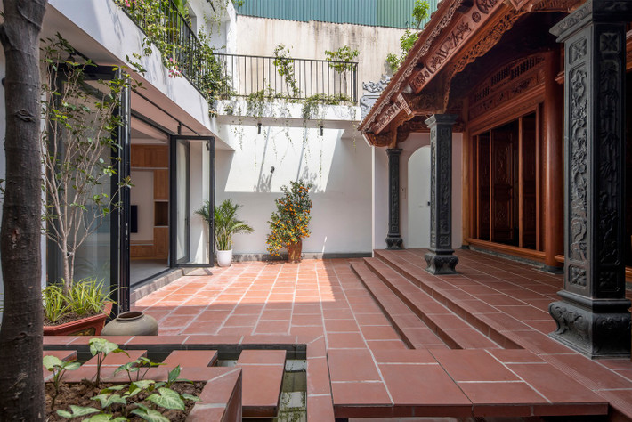 Điểm nổi bật của căn nhà là kiến trúc hướng nội với toàn bộ hướng nhìn được mở ra phía sau.