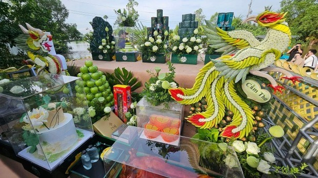 Đáng chú ý, phía nhà trai Gin Tuấn Kiệt trao quà cưới gồm 20 cây vàng (gần 1,4 tỷ đồng), 1 bộ trang sức vàng và 500 triệu đồng hiện kim. Ảnh: Tiền phong