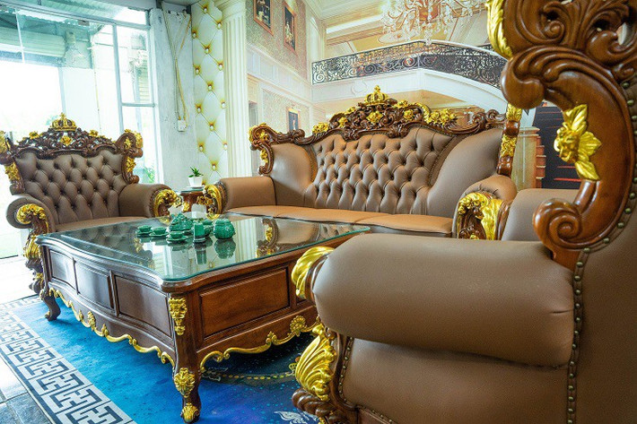 Bộ bàn ghế gồm 1 bàn, 2 ghế, 2 đôn, 1 đoản mang tên "Danh gia vọng tộc" có giá nửa tỷ đồng. Ảnh: Người đưa tin